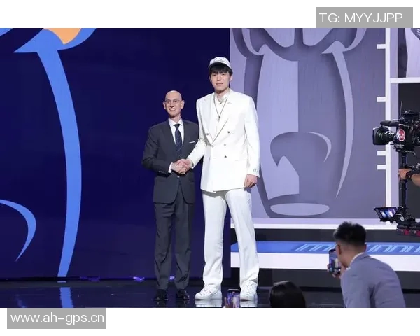 杨瀚森随队抵达多伦多加拿大网友街头偶遇成功合影留念